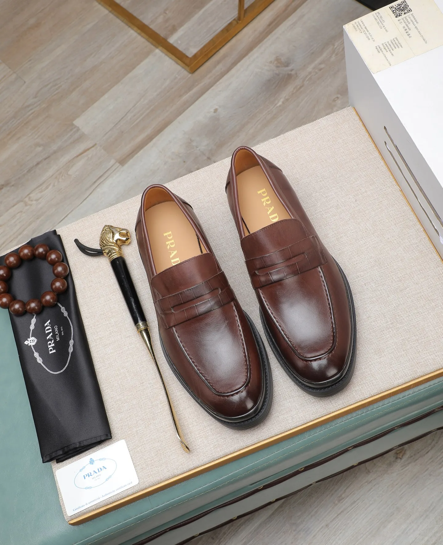 Men's men's shoes💰540 PRADA Prada's new spring casual leather shoes. Original purchase, development and production. Prada's men's classic series. Technical breathable fabrics with cowhide. Casual sports shoes. Casual shoes. Sports dad shoes combine high-tech breathable materials and cowhide. P's exclusive button decoration on the side. The outsole is full of P italic design and bright colors to show vitality and continue the brand design inspiration. Stroll around the city lightly and feel free and comfortable. Delivered in exquisite packaging 🛍📦 ▪️Fabric: original customized calfskin with breathable material ▪️Inner lining: cowhide lining ➕cowhide feet ▪️Outsole: open-molded TPU rubber material ▪️Sole thickness: 3.5CM ▪️Size: Men's 38-45 black, brown color available